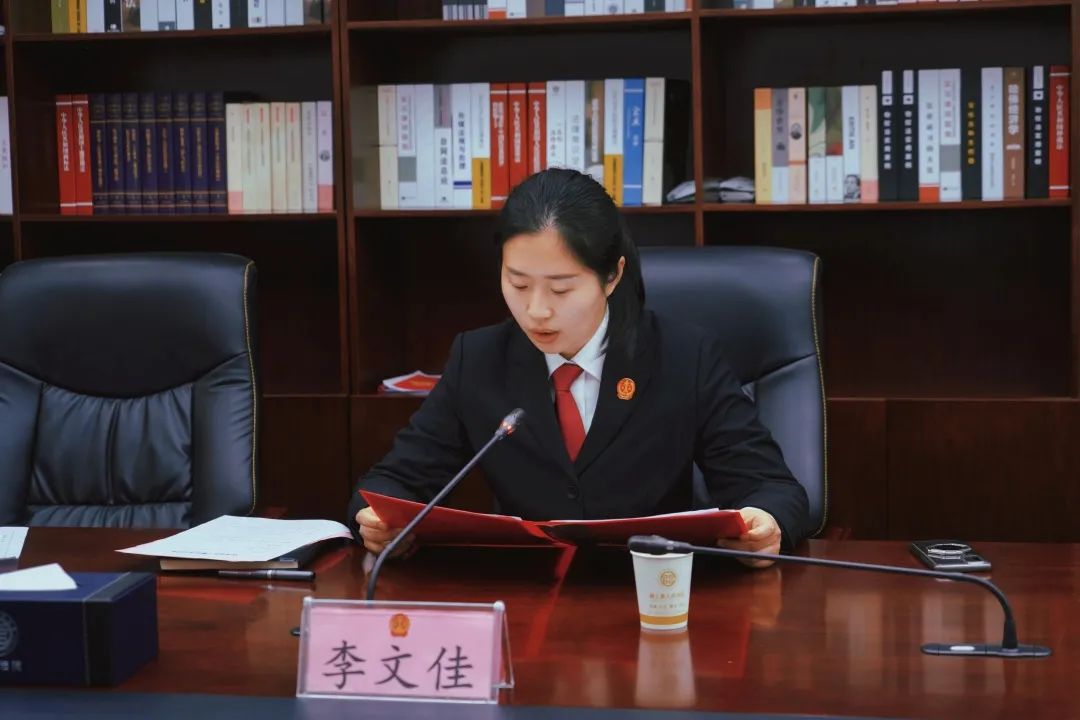 颍上法院举行了退休干部欢送会,欢送即将退休的立案庭法官助理宋杰