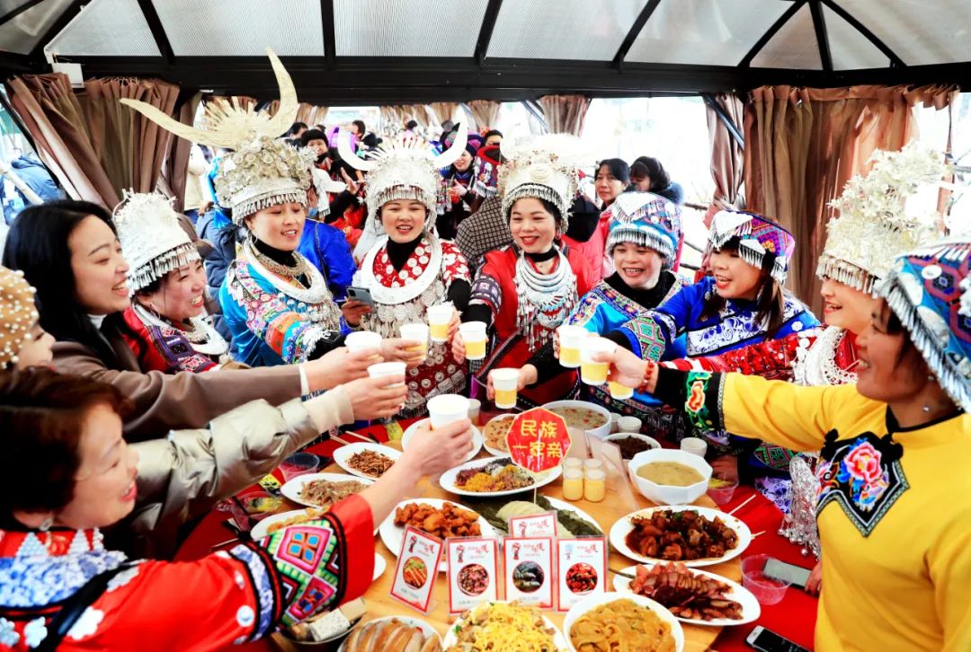 各族一家亲"活动,壮族,苗族,侗族,傣族,土家族的十多名少数民族妇女和