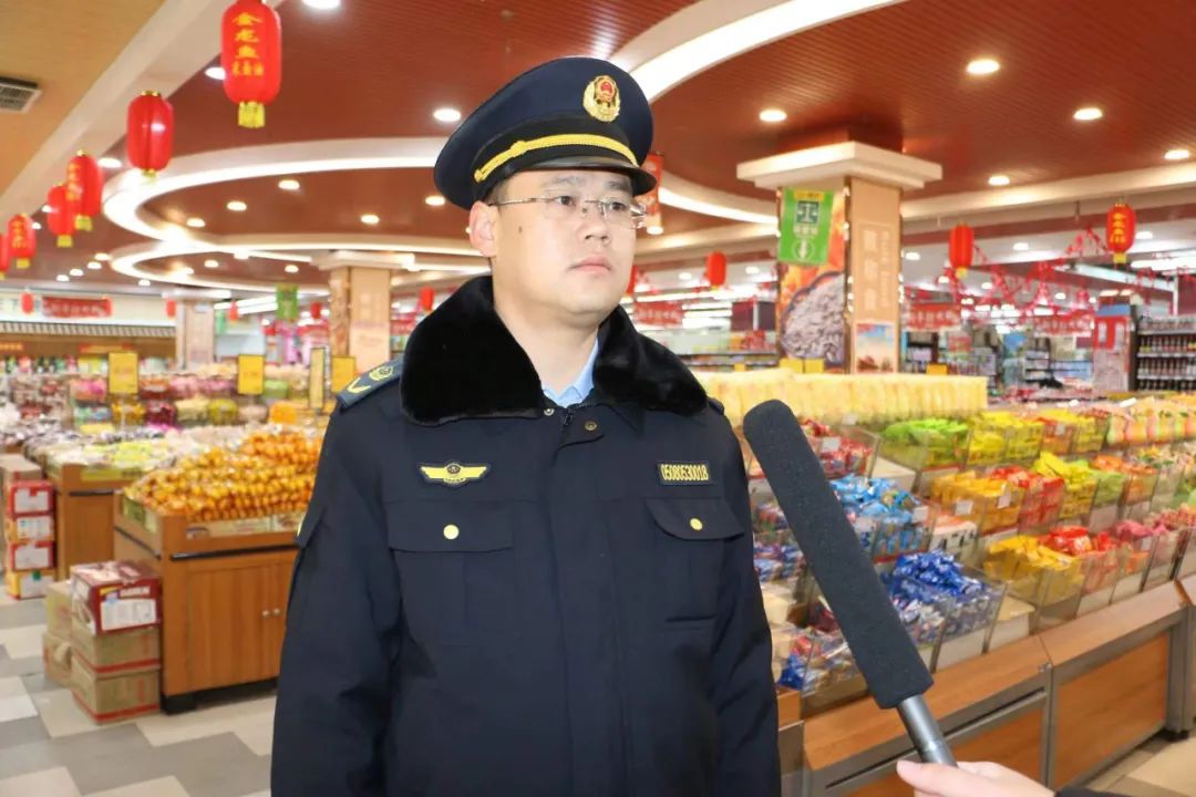 奋发新春走基层筑牢冬奥会和两节期间民生商品安保屏障察右后旗市场