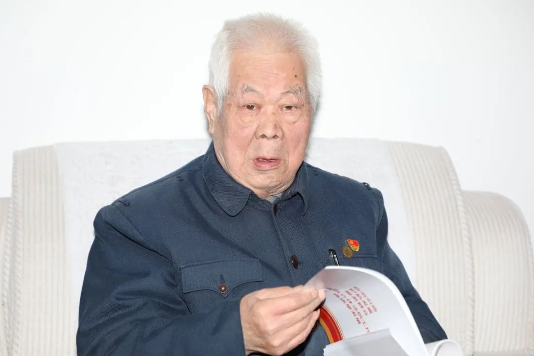 2月11日上午,介休法院召开历任院长新春座谈会,王会昌,贺永红,刘书义