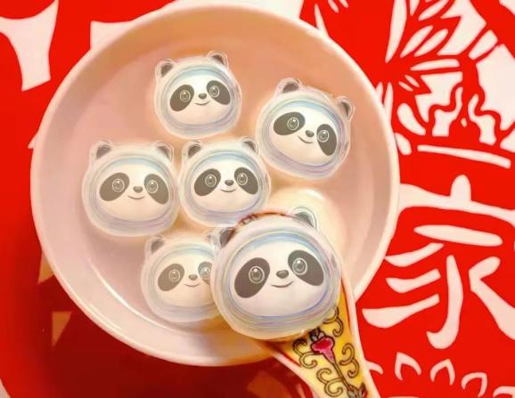 你就想有几只冰墩墩就有几只冰墩墩一顿操作之后然后打开美图秀秀拍下
