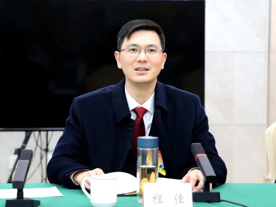 2月15日下午,区委副书记,代区长程佳参加区政协分组讨论,与中共,工会