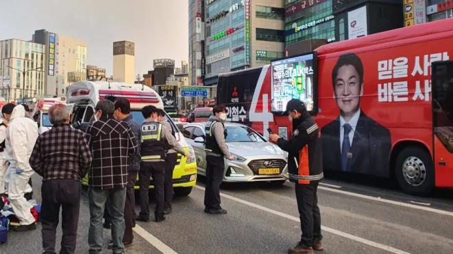 韩国大选突发意外，拉票第一天总统候选人竞选车上2人死亡
