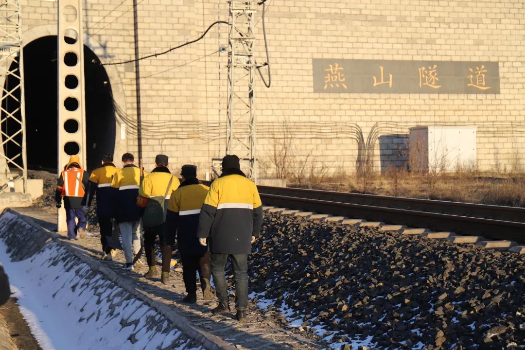 154公里是唐包铁路线上最长的一座隧道燕山隧道是西煤东运