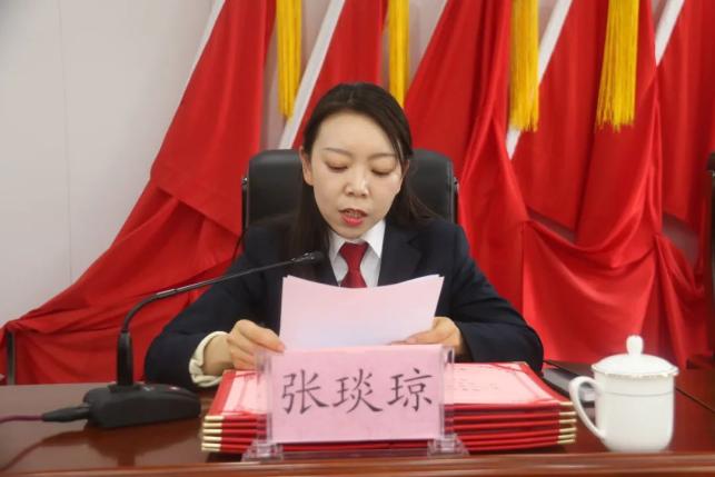 会上,市法院党组成员,副院长张琰琼宣读了市人大常委会关于人民陪审员