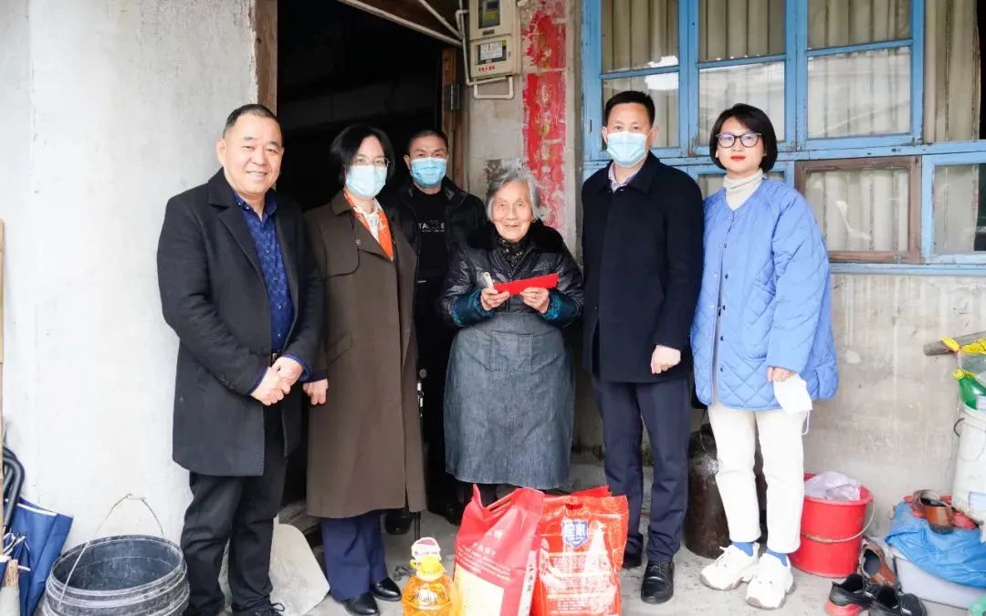 永嘉县委常委,统战部部长唐红专拜访了港澳眷属,侨胞侨眷,向他们致以