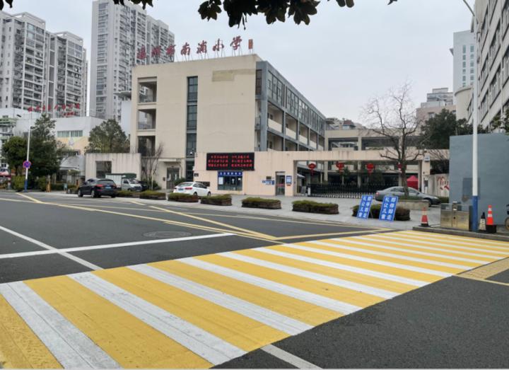 2月15日上午,记者来到温州市南浦小学南塘校区,西校门门口就是南塘街
