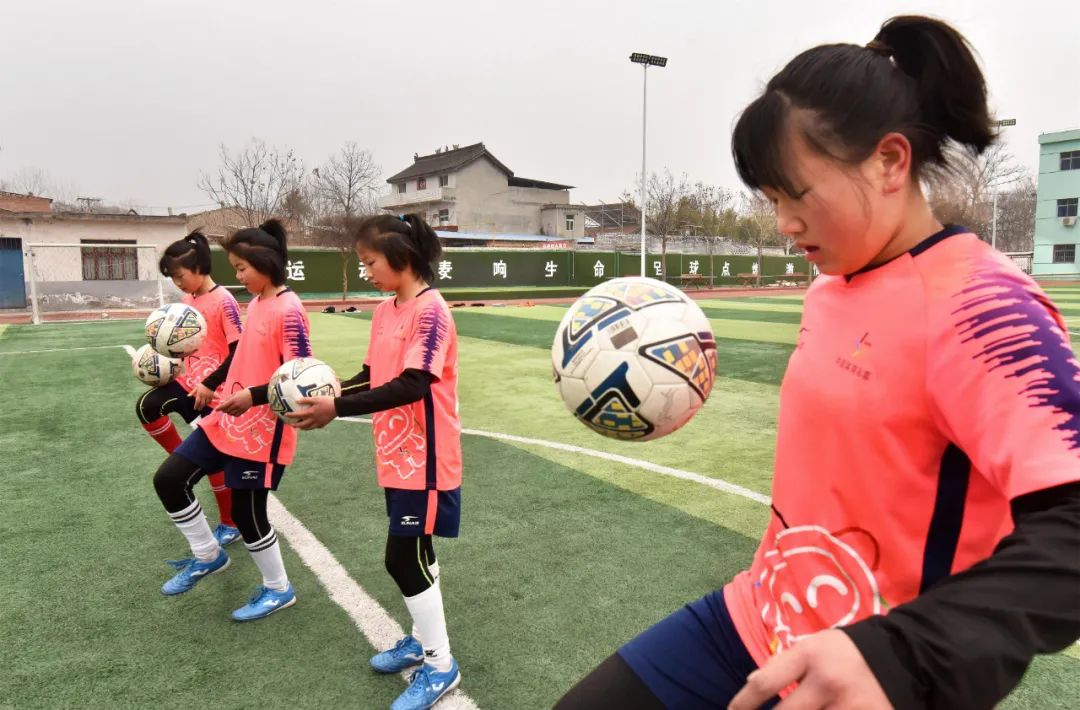 孟津区张盘小学女子足球队 女足精神 激励我们奋勇向前