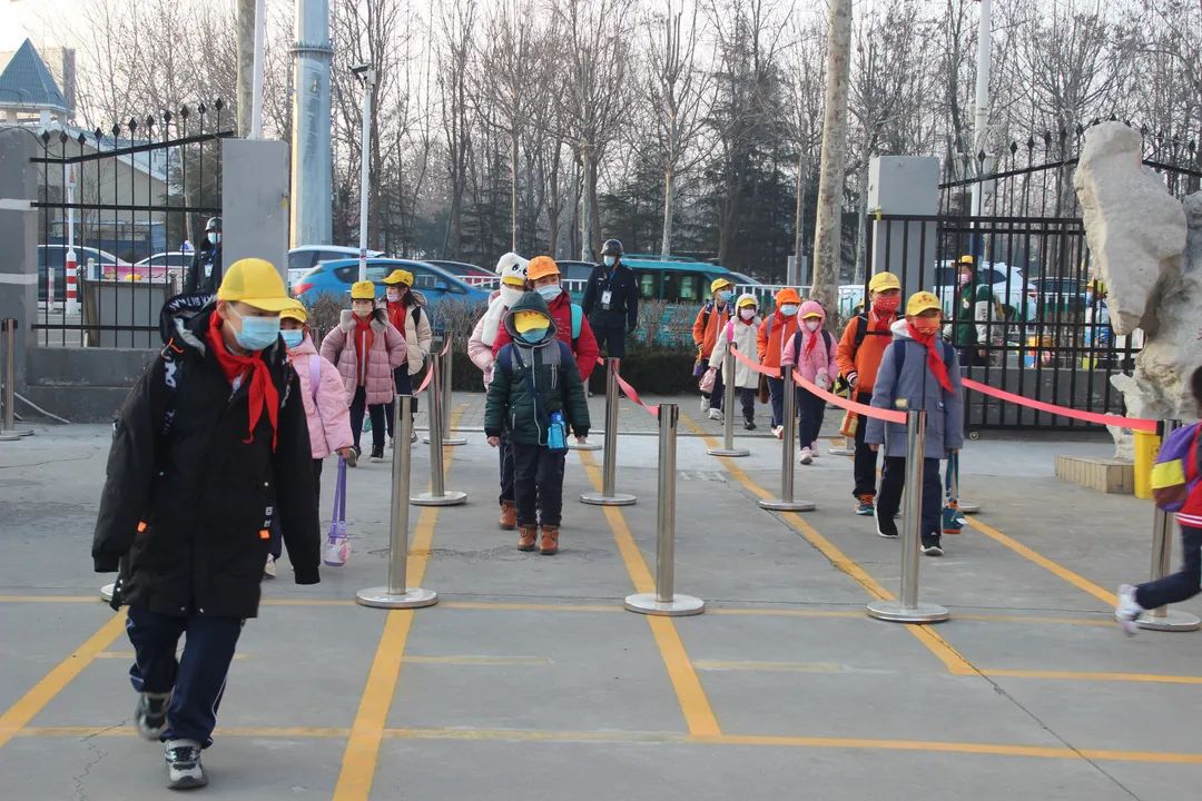 現場直擊冰墩墩雪容融濰坊各學校幼兒園花式開學來啦