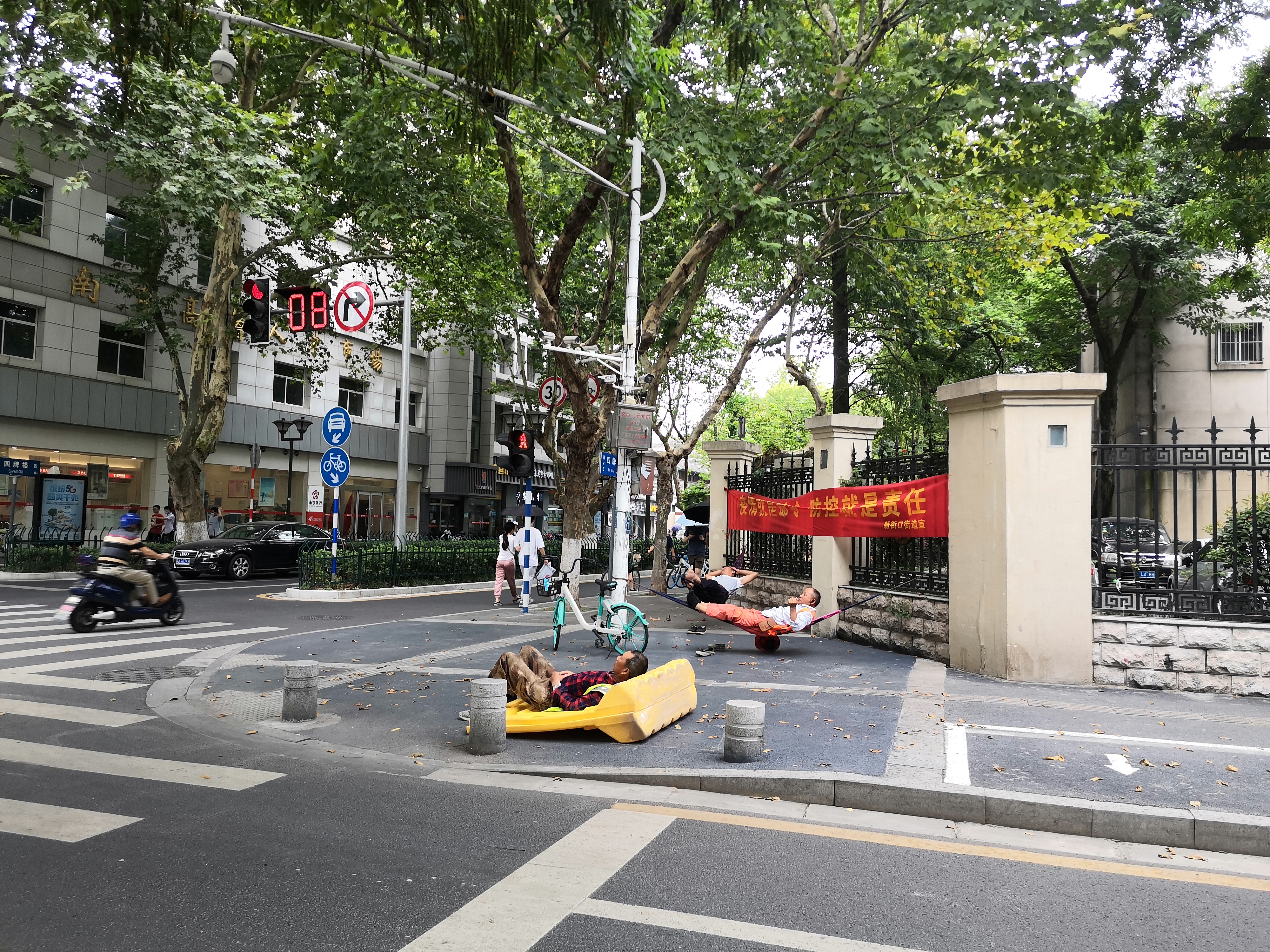 南京成贤街午休的工人,2020年8月9日