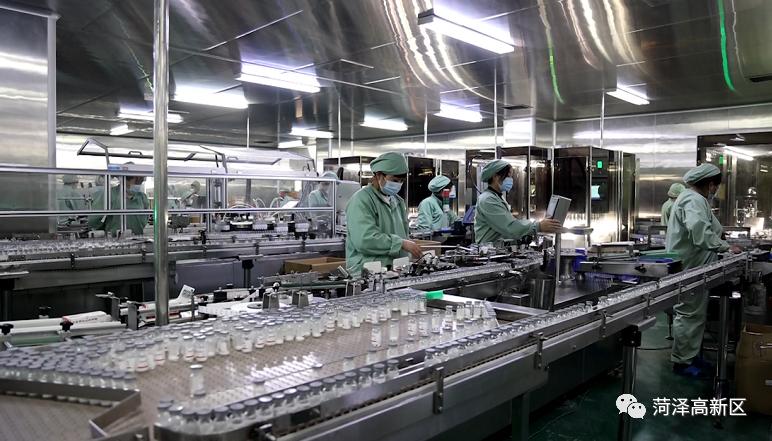 2月7日,在了未元大健康产业园粉针剂车间的流水线上,工人们正在分装