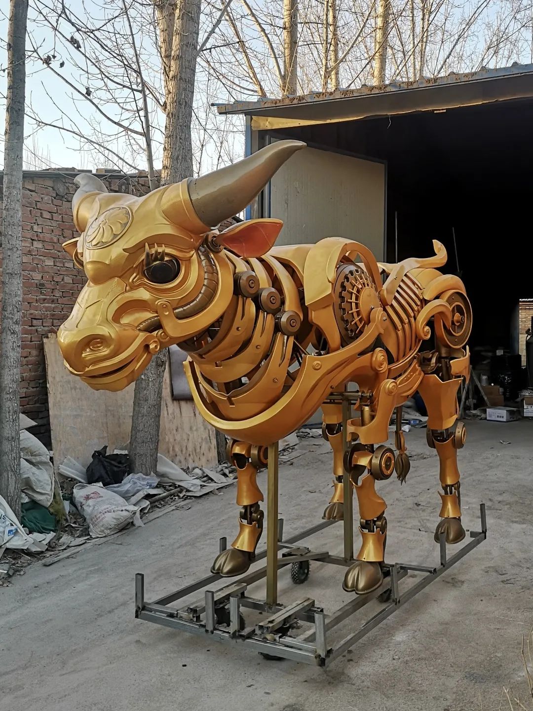 中国出不了好设计他用一头机械牛在春晚舞台打破偏见