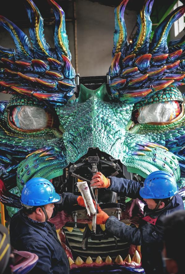 中国出不了好设计他用一头机械牛在春晚舞台打破偏见