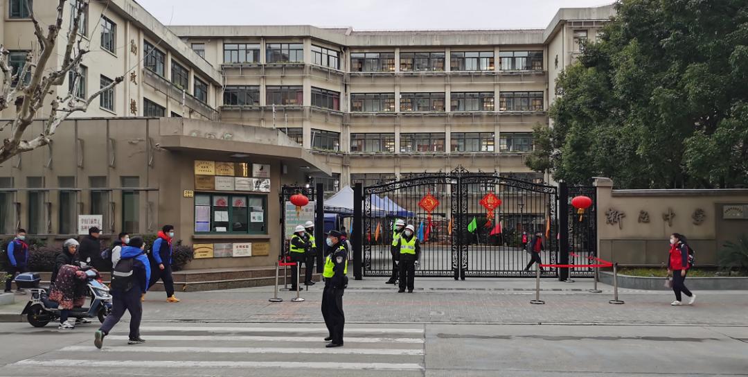 冰墩墩在校门口迎接奥运健儿与学生见面女足队员发来视频长宁各中小学