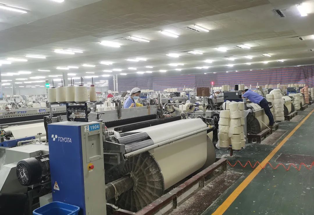 交织新型纤维面料的专业生产企业,拥有先进的日本丰田喷气织机800余台