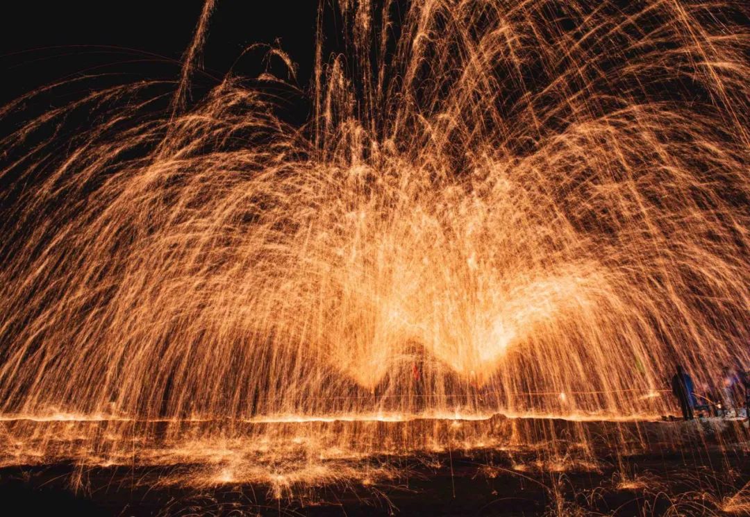 铁水绽金花看榆林米脂打出漫天浪漫烟花