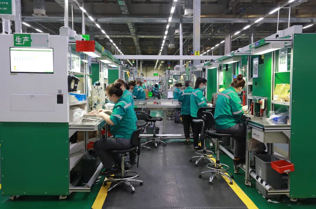 生产车间.记者对施耐德生产的支持冬奥的相关产品格外关注.