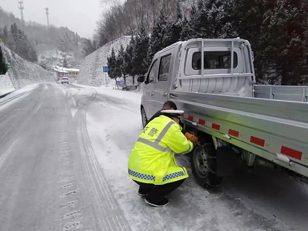 为切实做好冰雪天气道路交通管理工作,严防道路交通事故发生,该局曾溪