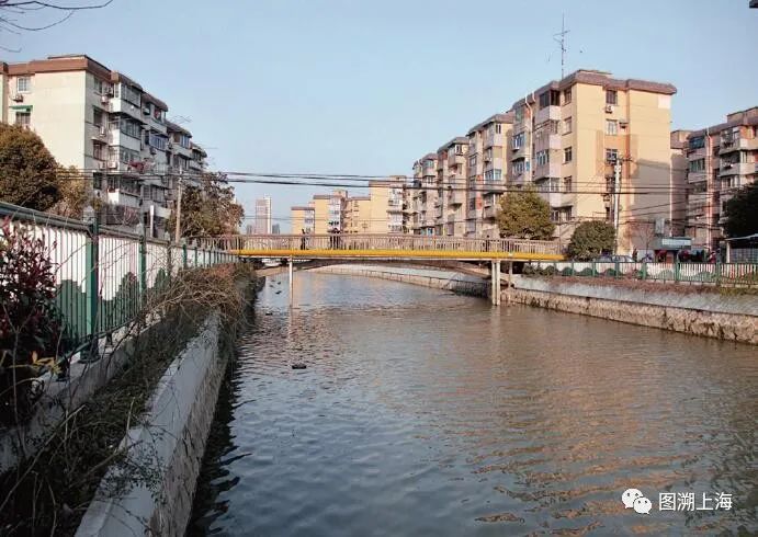 原来的春申塘河道弯道多,1978年进行截弯取直,经全面整治后,春申塘改