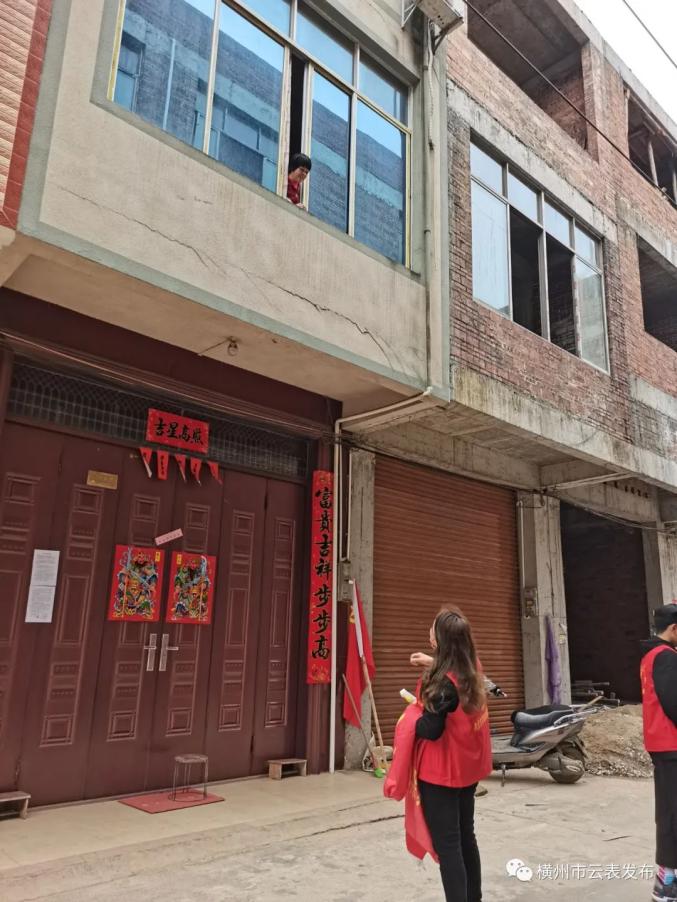 横州市云表镇党旗高扬耀初心巾帼志愿红疫线