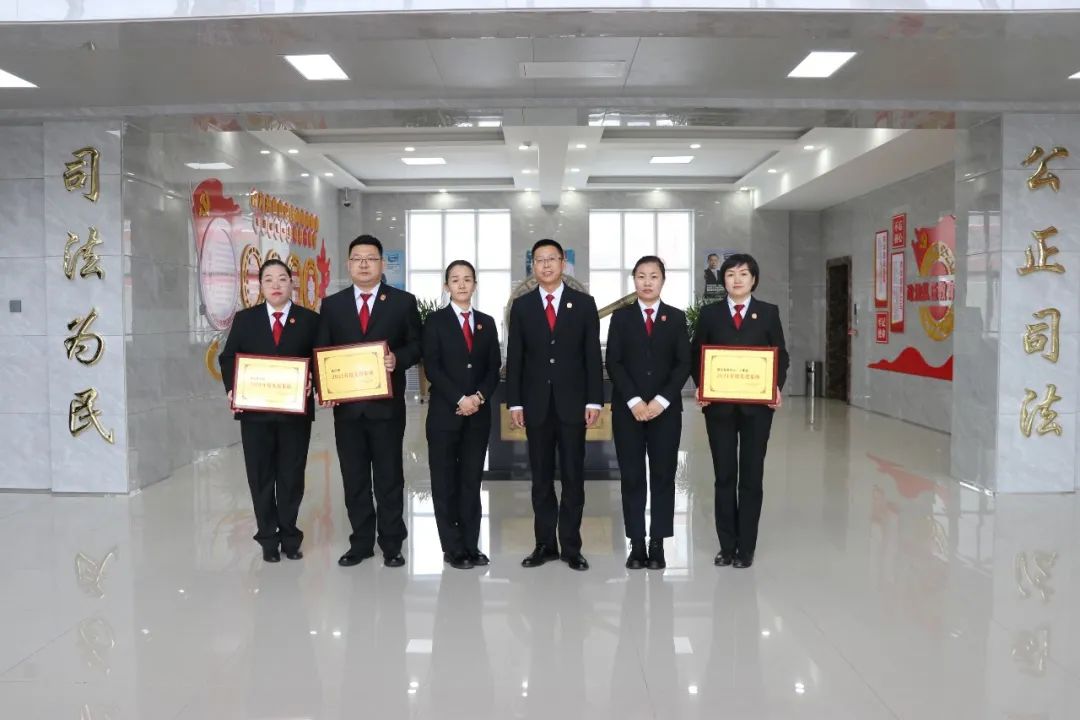 并指出,过去一年,西乌旗人民法院在旗委的正确领导和上级法院的悉心
