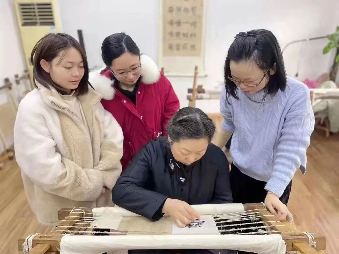 国家级非遗夏布绣传承人为冬奥会喝彩