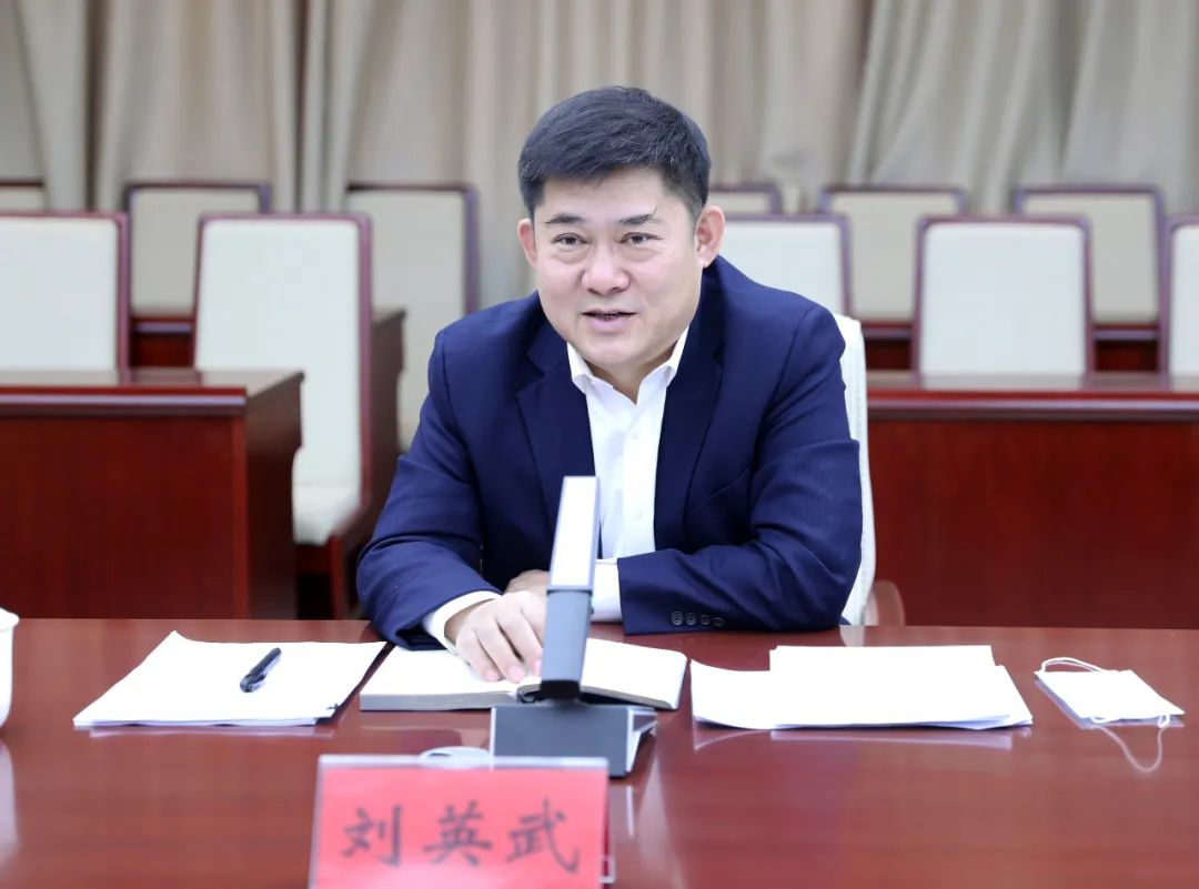 座谈中,县委常委,组织部部长张亚昕汇报了县委组织部及分管领域各项