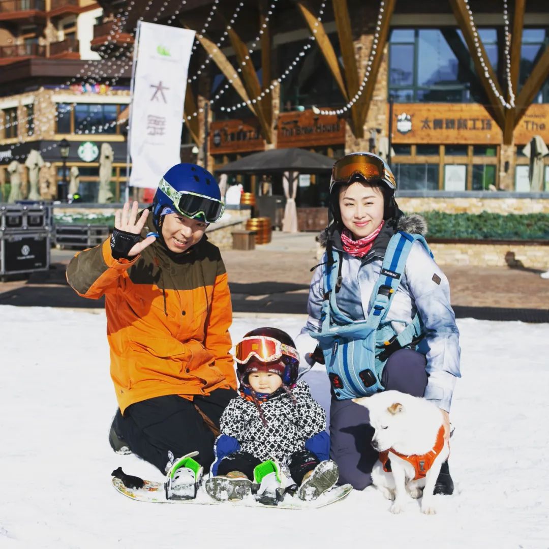 孩子滑雪 冬天家庭雪体育 儿童滑雪 库存照片. 图片 包括有 课程, 少许, 风镜, 小山, 极点, 孩子 - 133931664