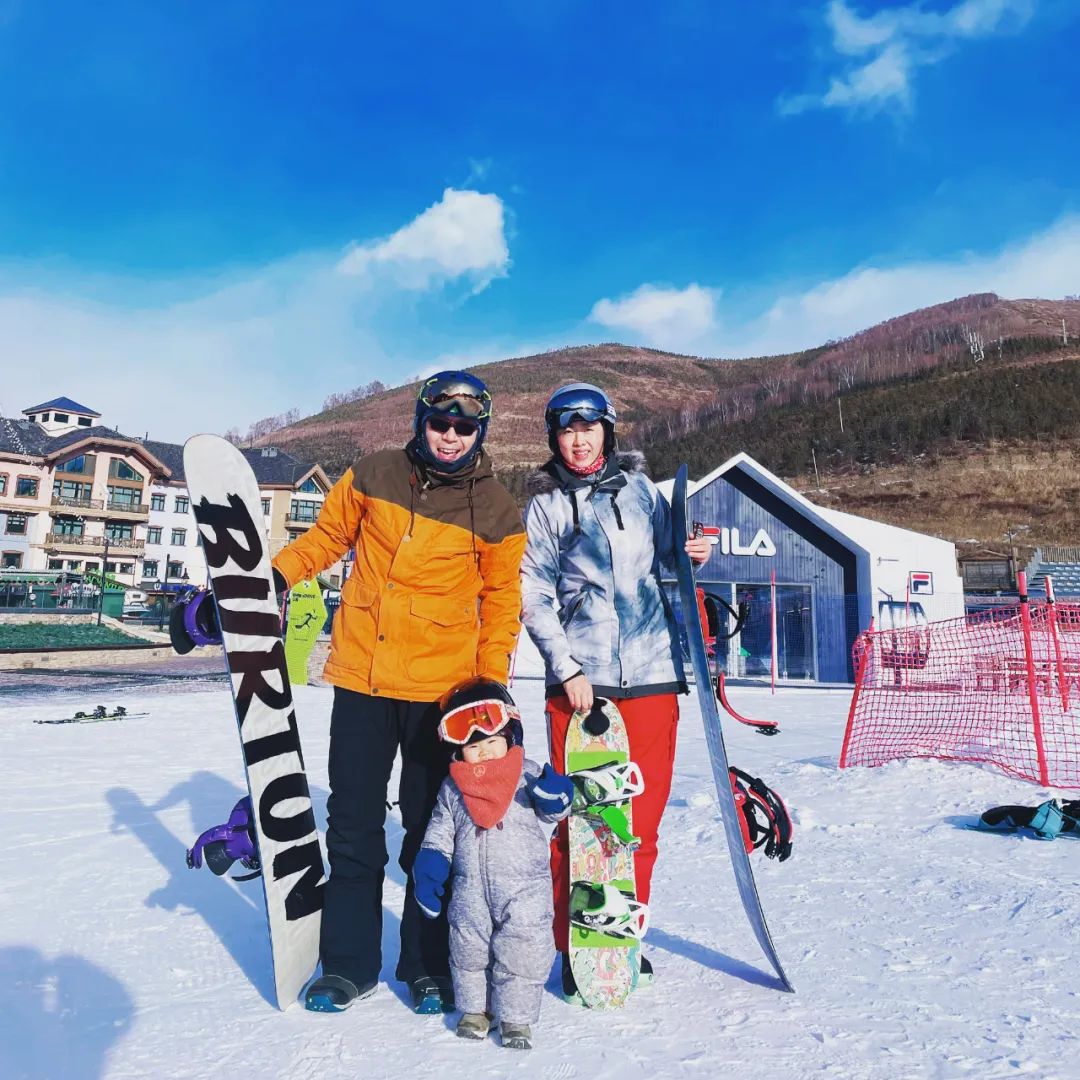 孩子们冬天玩雪。儿童滑雪。家庭滑雪。照片摄影图片_ID:303481599-Veer图库