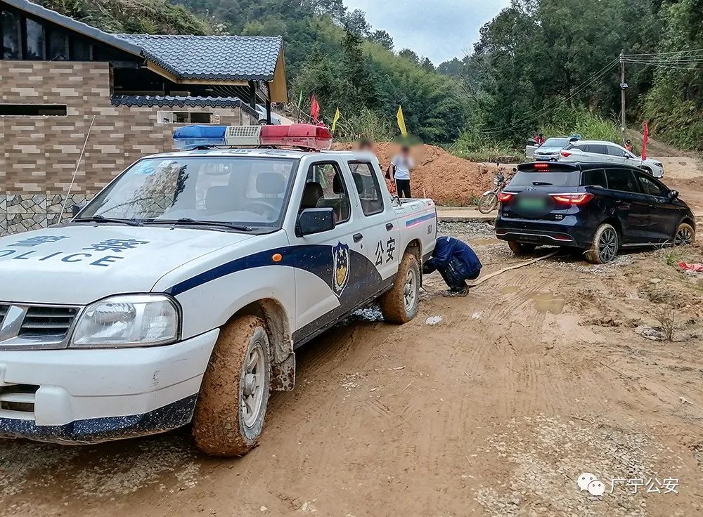 溫馨春運車陷泥濘難自救民警出手幫忙脫困