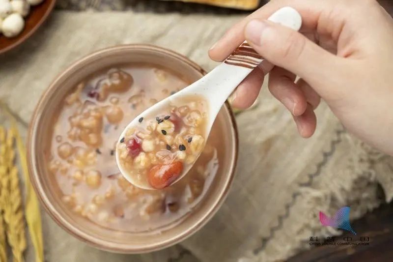 汤粥对润和脾胃大有益处,如砂仁鲫鱼汤,金橘山药小米粥,紫苏杏仁粥