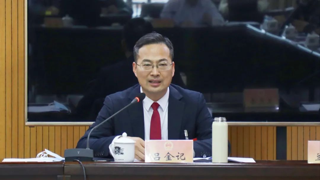 聚焦两会郑建华吕金记参加人大代表团审议