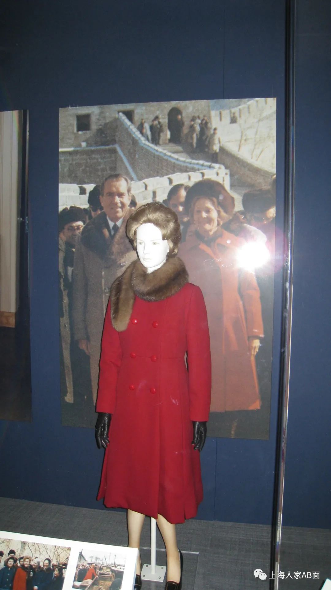 尼克松夫人佩蒂·尼克松所穿的红色大衣耀眼夺目,这不仅是热情友好的