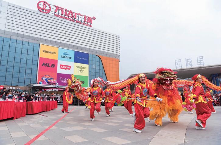 距武漢路步行街10餘公里,下陸區團城山萬達廣場的開業,讓這裡成為新