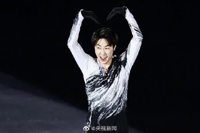 惊艳花滑表演滑太美了冰墩墩登台亮相