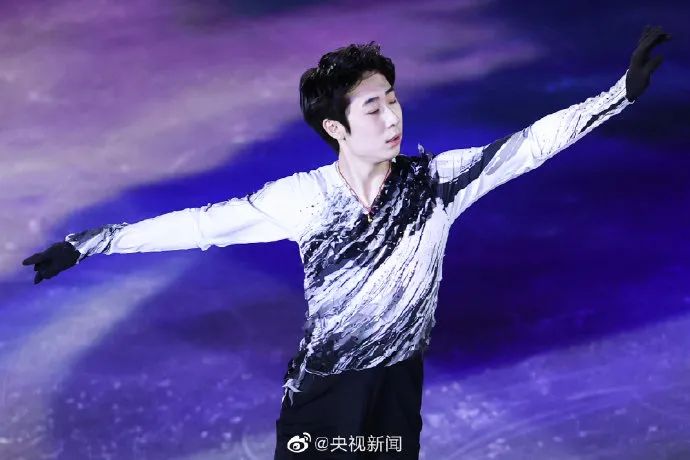 惊艳花滑表演滑太美了冰墩墩登台亮相