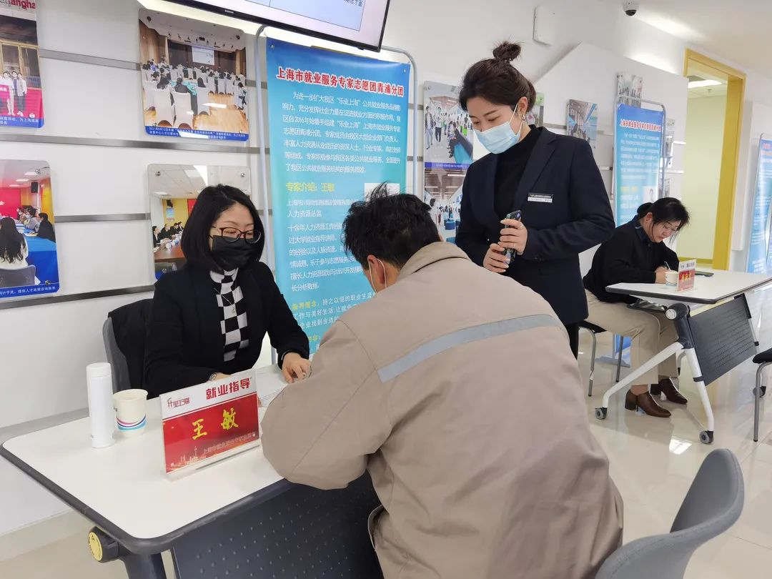 防控要求而未能入場的人才,長三角人力資源市場的工作人員會提供簡歷