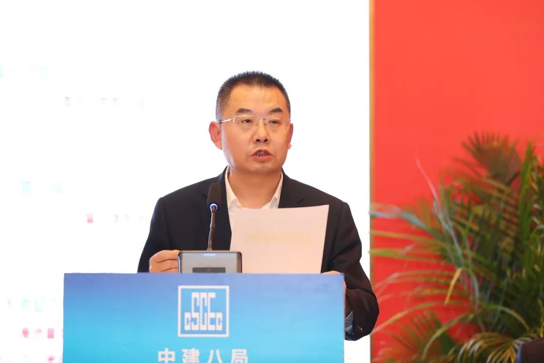 中建八局副总经理王涛作2022年全局海外业务工作报告,回顾了2021年