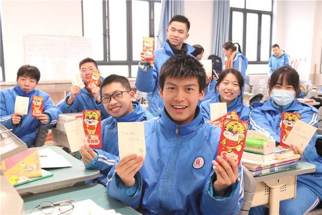 班会,在班会快要结束的时候,531班班主任舒蕾拿来了早就准备好的红包