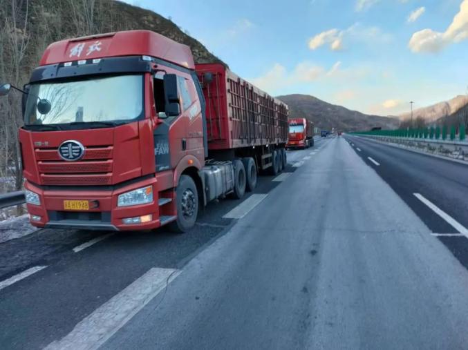 大货车组团高速违停原因竟是百日攻坚