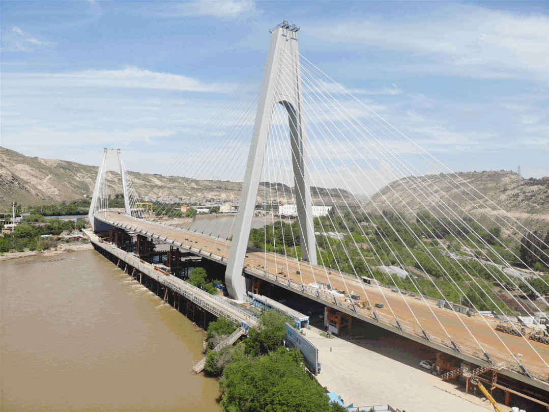中国二冶兰州柴家峡黄河大桥工程15000吨钢板拼装成在全球竞争中进入