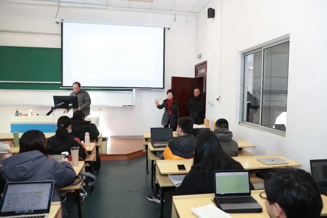 203教室的《有机化学a ii》课堂上,焦扬一行听取任课教师孙兴文对课程