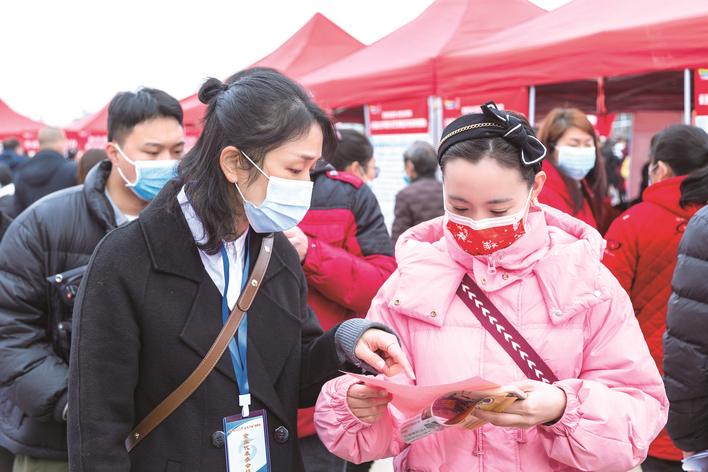 刘思源 通讯员 饶文武 汤闪光)2月21日"春风送温暖 就业送真情"长沙