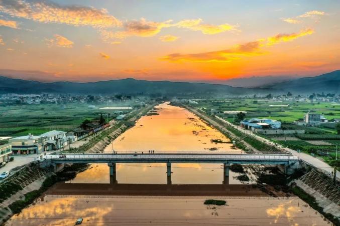 曲江大河是建水县境内的主要河流,曲江镇辖区内全长15千米,流经全镇16