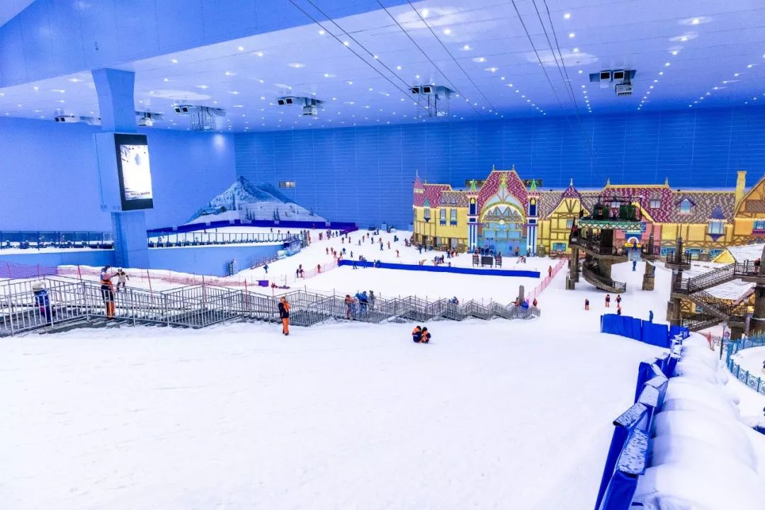 乘着这股东风,作为华南最大的室内滑雪场,自2019年6月开业后,广州融创