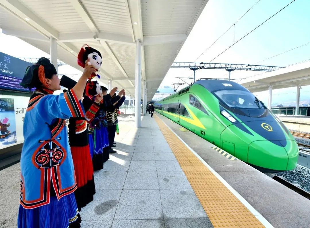 新闻联播点赞大凉山复兴号动车组