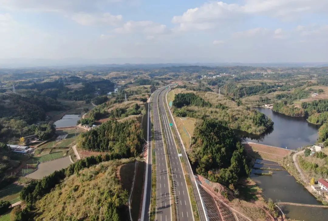 运行段自北向南途经成都东部新区养马街道和草池街道,串联成简快速路