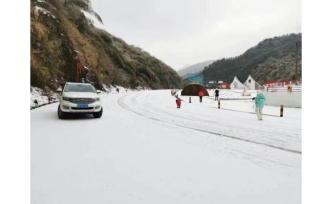 民警风雪中当起“临时电线杆”，网友：人民的冰挂“雪警”