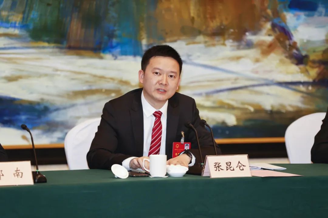 张昆仑在参加人大分团审议和政协分组讨论时指出凝心聚力谋发展砥砺