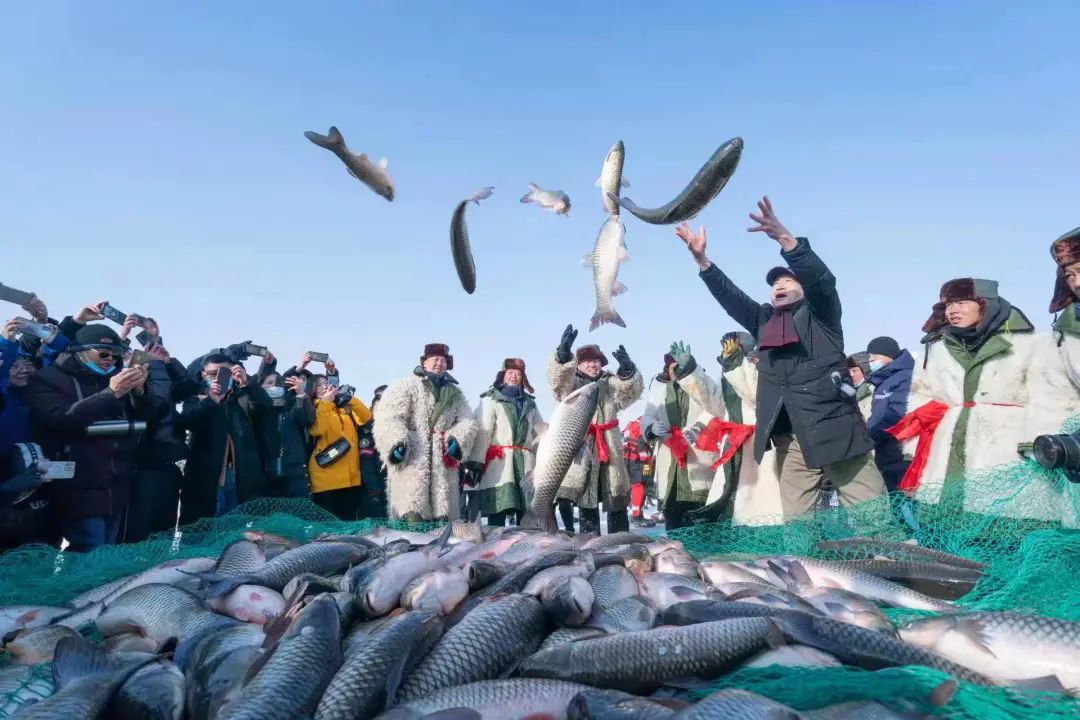 圖:楊坤博斯騰湖冬捕活動是一項綿延數千年的古老漁獵文化捕魚後人們